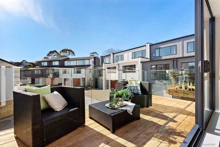 Photo of property in 2 Ingham Court, Fairview Heights, Auckland, 0632