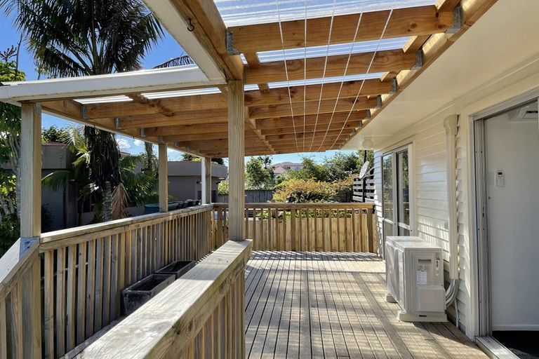 Photo of property in 15 Cliff View Drive, Green Bay, Auckland, 0604