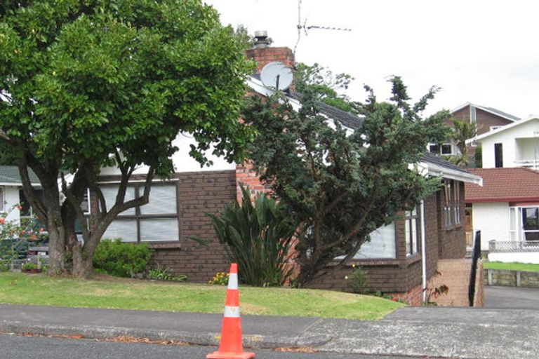 Photo of property in 1/8 Selwyn Crescent, Forrest Hill, Auckland, 0620
