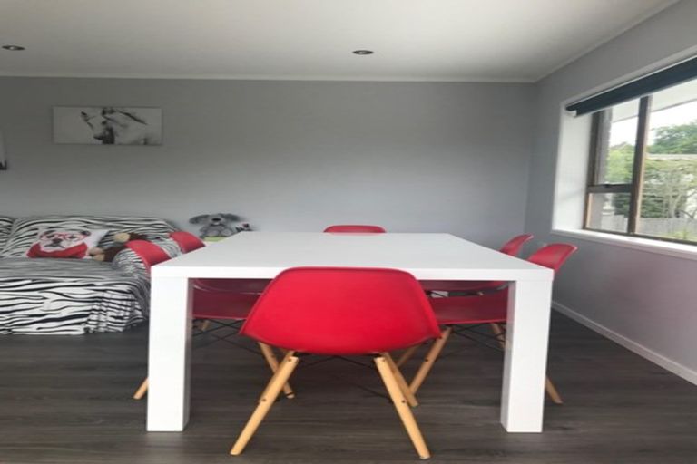 Photo of property in 2/18 Tiri View Place, Waiake, Auckland, 0630