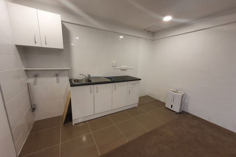 Photo of property in 2/42 Knightsbridge Drive, Forrest Hill, Auckland, 0620