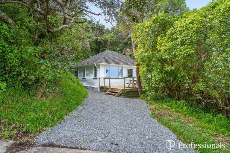 Photo of property in 77 Maungaraki Road, Korokoro, Lower Hutt, 5012