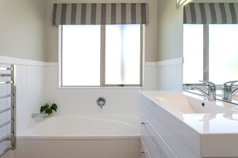 Photo of property in 10 Golders Place, Richmond Heights, Taupo, 3330