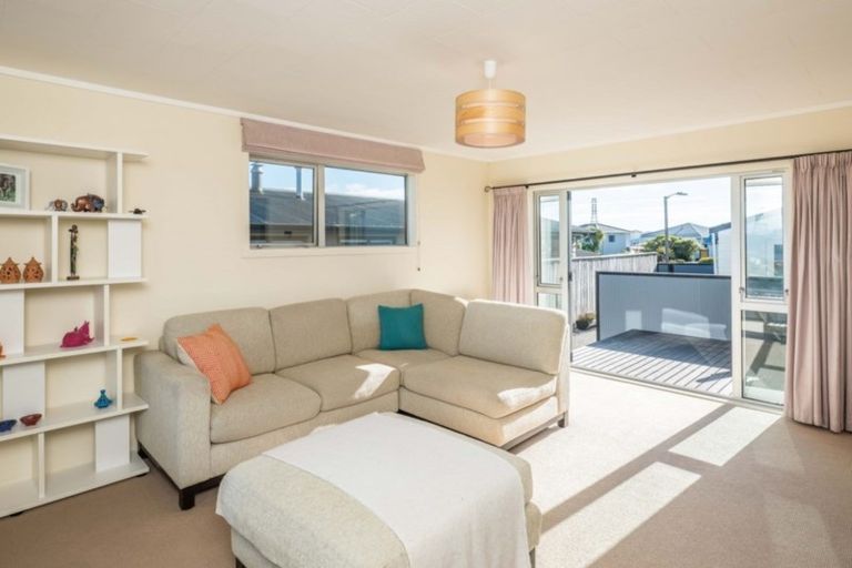 Photo of property in 12b Bayswater Place, Newlands, Wellington, 6037