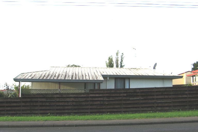 Photo of property in 2/80 Parrs Cross Road, Henderson, Auckland, 0612