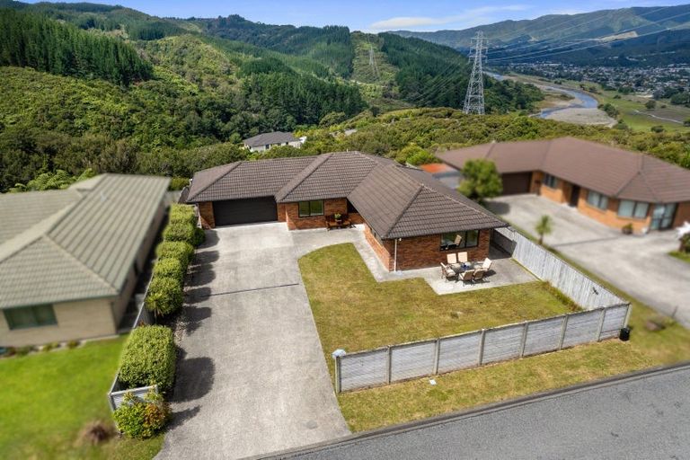 Photo of property in 19 Percy Kinsman Crescent, Riverstone Terraces, Upper Hutt, 5018