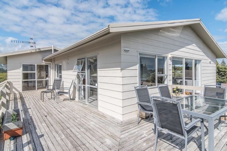 Photo of property in 5 Freyberg Crescent, Waikanae Beach, Waikanae, 5036