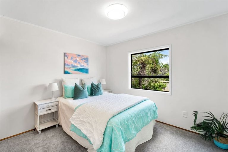 Photo of property in 2/23 Ridge Road, Waiake, Auckland, 0630