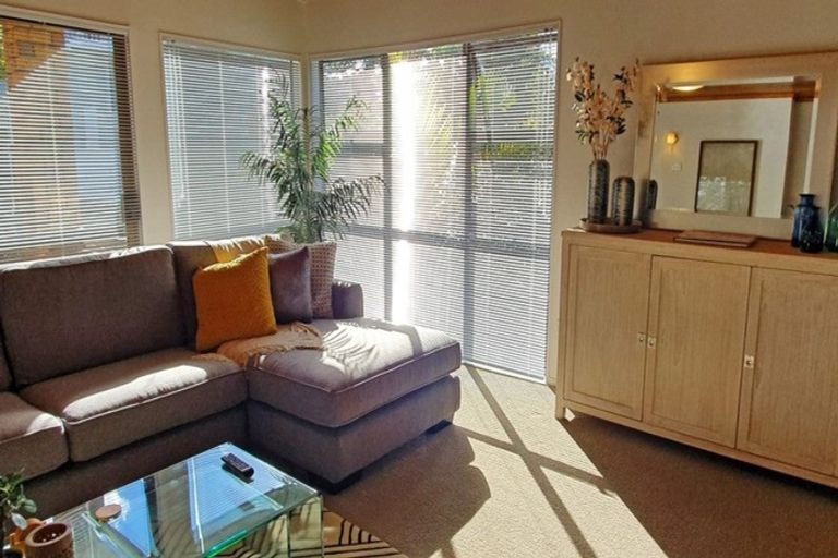 Photo of property in 10 Harper Street, Chatswood, Auckland, 0626