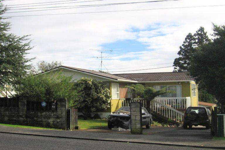 Photo of property in 63 Lincoln Park Avenue, Massey, Auckland, 0614