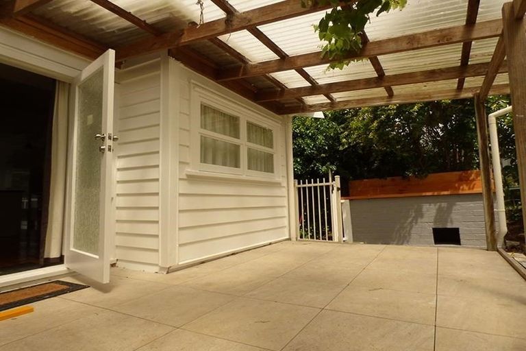 Photo of property in 12 Seabreeze Road, Narrow Neck, Auckland, 0624