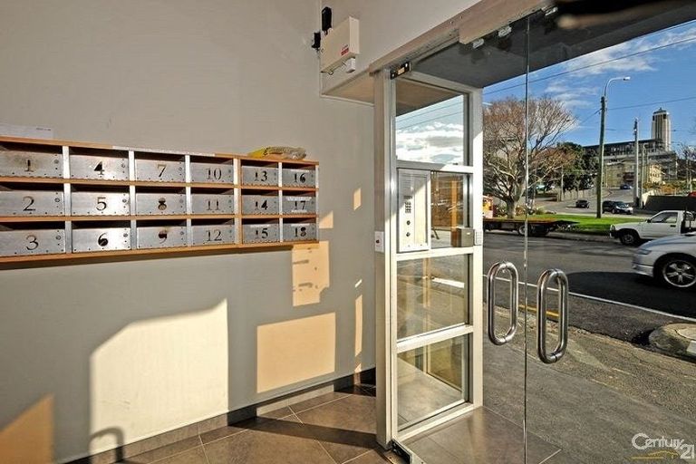 Photo of property in Grandstand Apartments, 8/80 Kent Terrace, Mount Victoria, Wellington, 6011