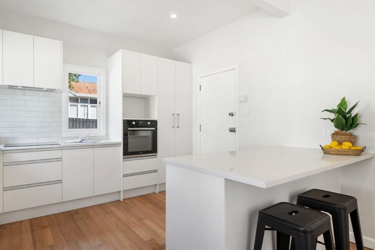 Photo of property in 2/180 Lake Road, Northcote, Auckland, 0627