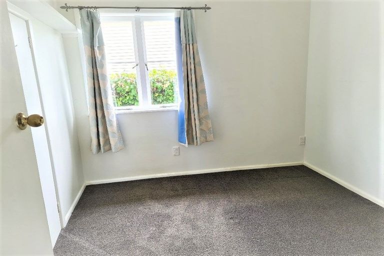Photo of property in 17 Covil Avenue, Te Atatu South, Auckland, 0610