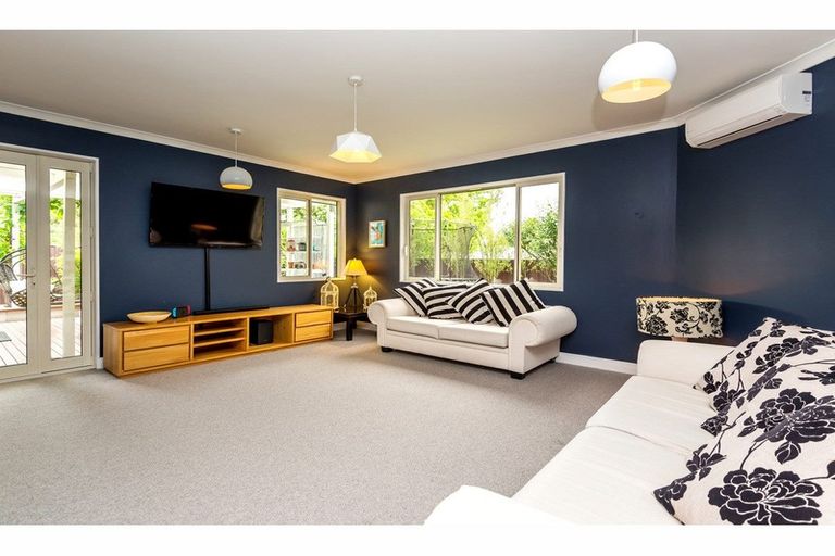 Photo of property in 16 Holiday Drive, Mairehau, Christchurch, 8052