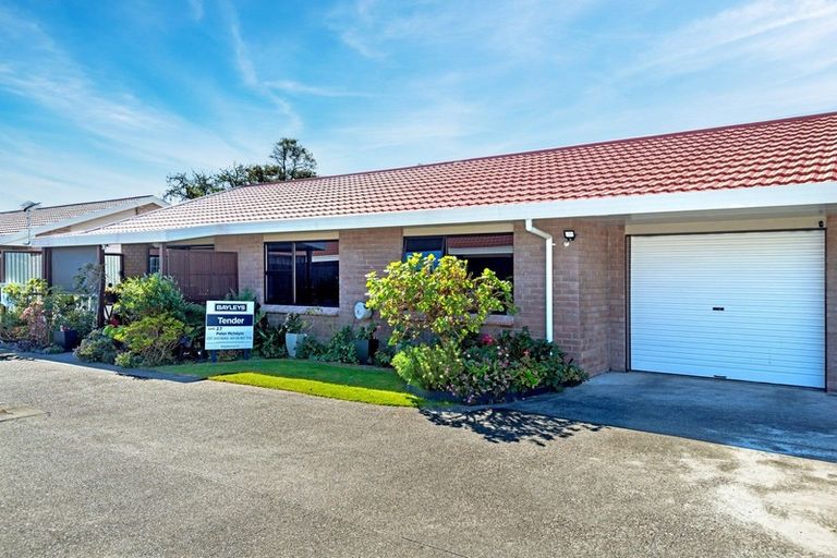 Photo of property in Orange Grove Flats, 2/549 Childers Road, Te Hapara, Gisborne, 4010