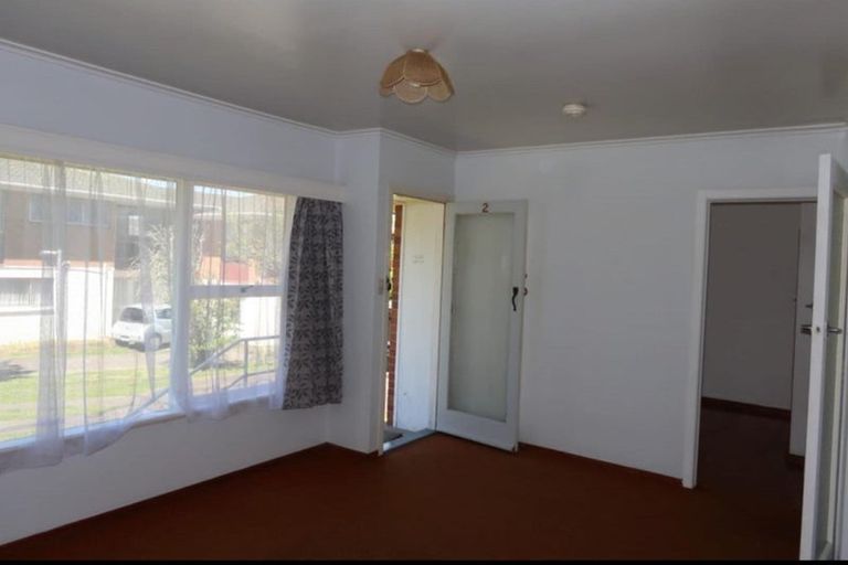 Photo of property in 32 Raleigh Road, Northcote, Auckland, 0627