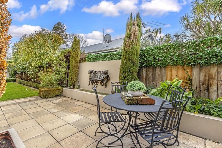 Photo of property in 100 Straven Road, Fendalton, Christchurch, 8014