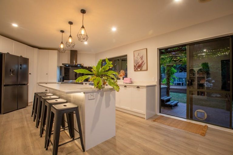 Photo of property in 6 Runanga Grove, Waikanae, 5036