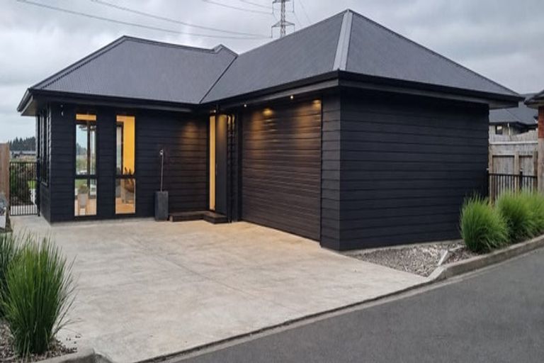 Photo of property in 18 Sardinia Grove, Fitzherbert, Palmerston North, 4410