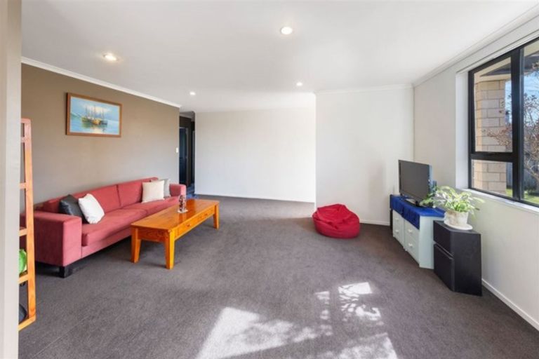 Photo of property in 12 Kathleen Reece Place, Waiuku, 2123