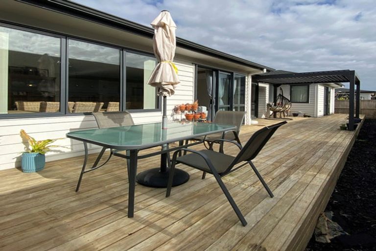 Photo of property in 14 Vinistra Road, Kumeu, 0810