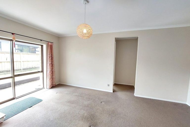 Photo of property in 16h Lincoln Road, Henderson, Auckland, 0610