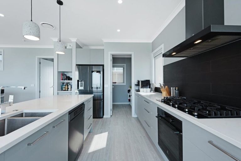 Photo of property in 5 Cessna Way, Newlands, Wellington, 6037