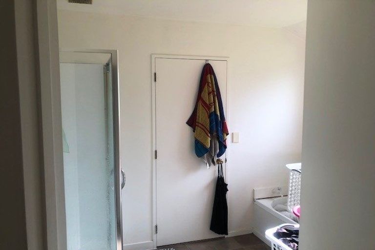 Photo of property in 7 Rook Place, Unsworth Heights, Auckland, 0632