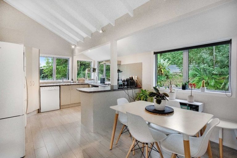 Photo of property in 2/11 Limmer Place, Browns Bay, Auckland, 0632