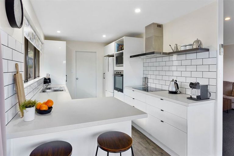 Photo of property in 34 Rewarewa Crescent, Waikanae, 5036