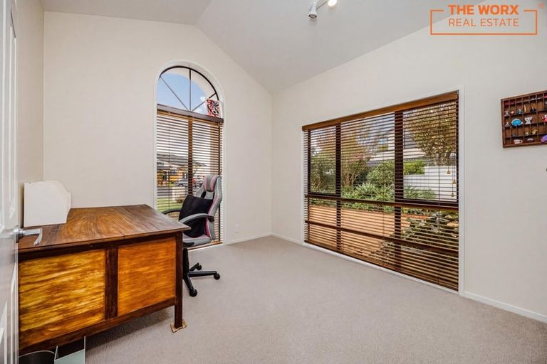 Photo of property in 22 Gillard Place, Eastern Beach, Auckland, 2012