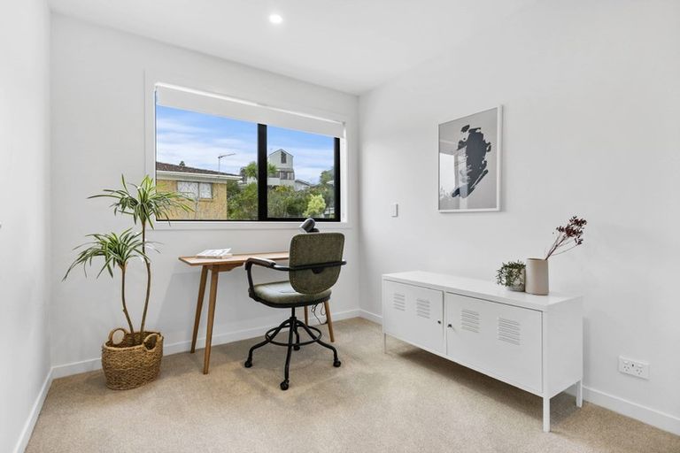 Photo of property in 2/35 Garadice Road, Rothesay Bay, Auckland, 0630