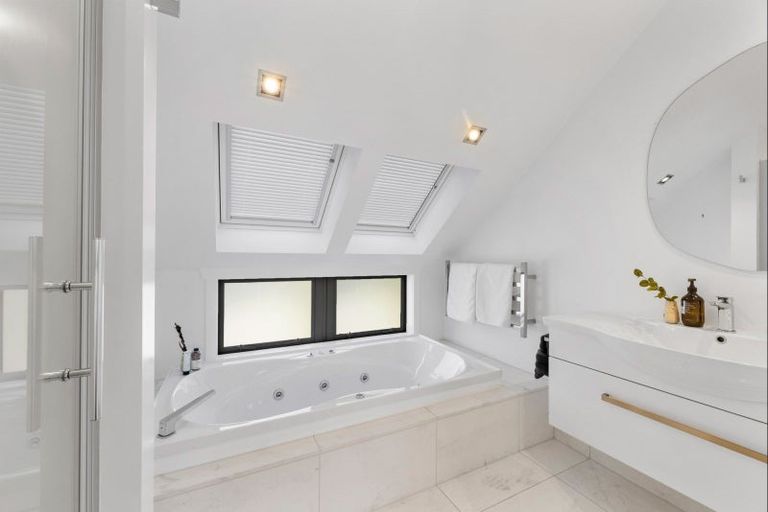 Photo of property in 15 Ngarata Avenue, Mount Maunganui, 3116