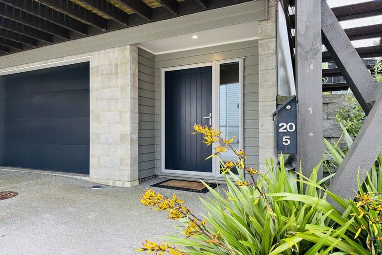 Photo of property in 5/20 Glanmire Road, Newlands, Wellington, 6037