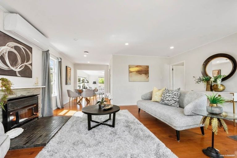 Photo of property in 24 La Rosa Street, Green Bay, Auckland, 0604