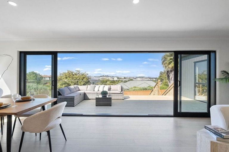 Photo of property in 20 Baulcomb Parade, Windsor Park, Auckland, 0632