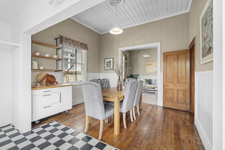 Photo of property in 15 Morley Street, New Plymouth, 4310