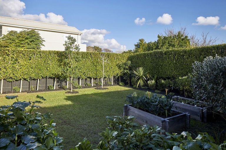 Photo of property in 13 Oxford Terrace, Devonport, Auckland, 0624