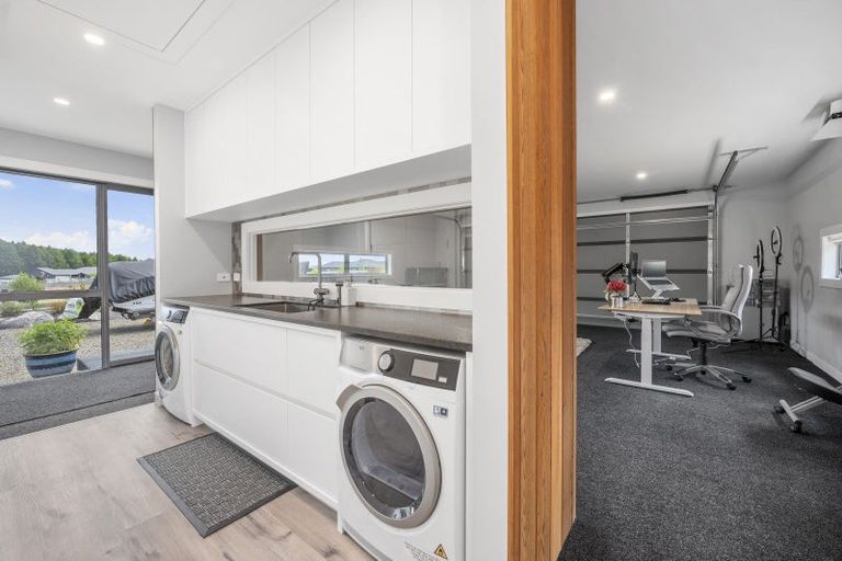 Photo of property in 20 Lancewood Way, Kinloch, Taupo, 3377