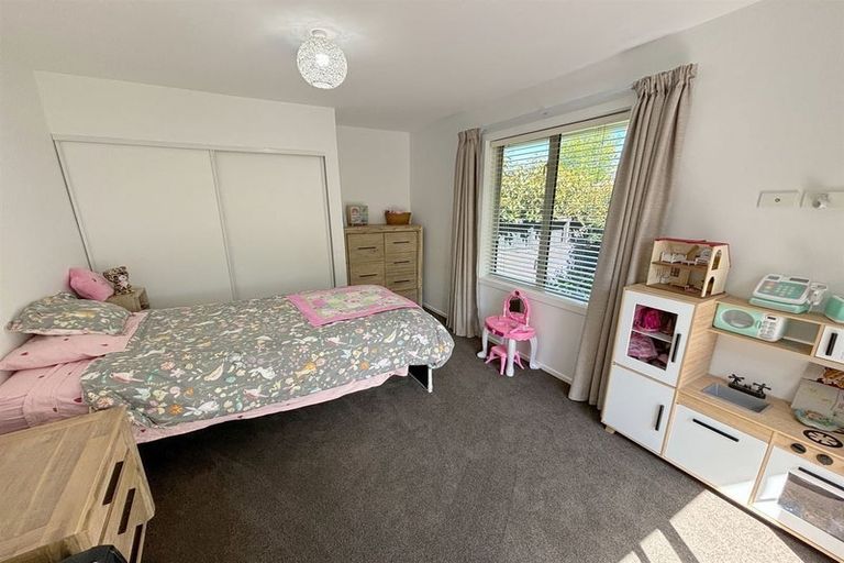 Photo of property in 35 Pinehurst Crescent, Russley, Christchurch, 8042