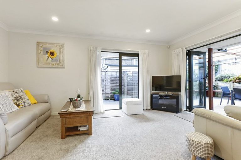 Photo of property in 8 Waimanu Bay Drive, Te Atatu Peninsula, Auckland, 0610