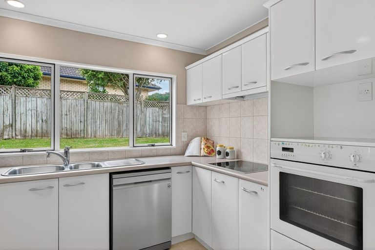 Photo of property in 32 Delmont Close, East Tamaki Heights, Auckland, 2016
