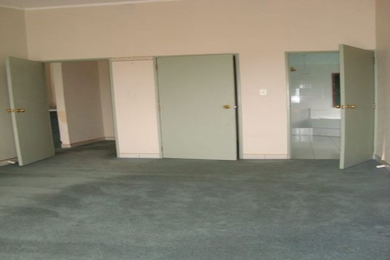 Photo of property in 635 Glenfield Road, Totara Vale, Auckland, 0629