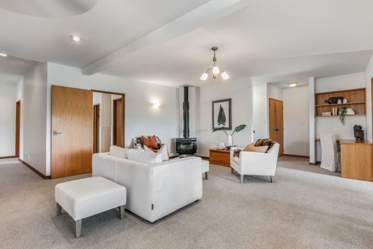 Photo of property in 17 Aotearoa Terrace, Murrays Bay, Auckland, 0630