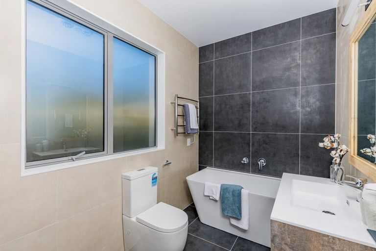 Photo of property in 8 Moemoea Avenue, Kumeu, 0810