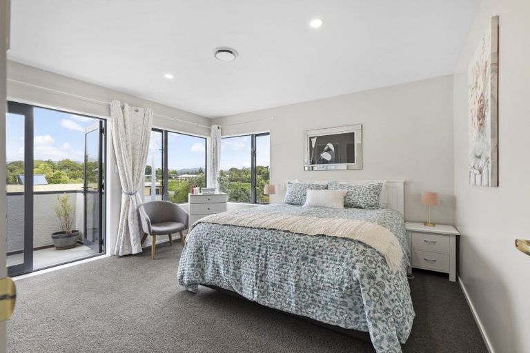 Photo of property in 11 Ruapehu Drive, Fitzherbert, Palmerston North, 4410