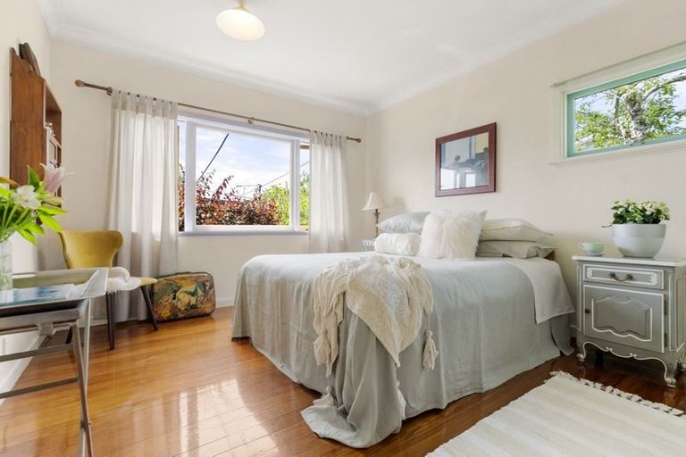 Photo of property in 19a Old Lake Road, Narrow Neck, Auckland, 0624