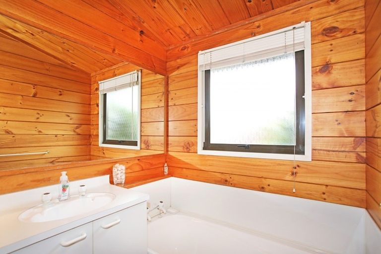 Photo of property in 37 Barnhill Crescent, Pahurehure, Papakura, 2113