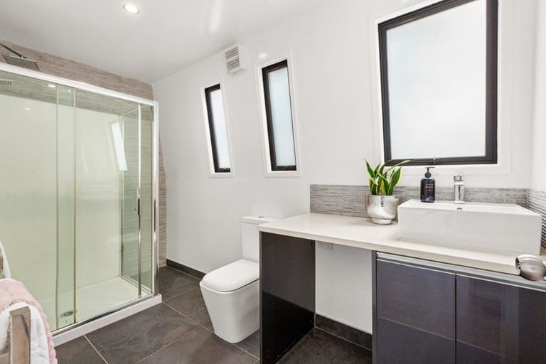 Photo of property in 1/17 Ribblesdale Road, Henderson, Auckland, 0612